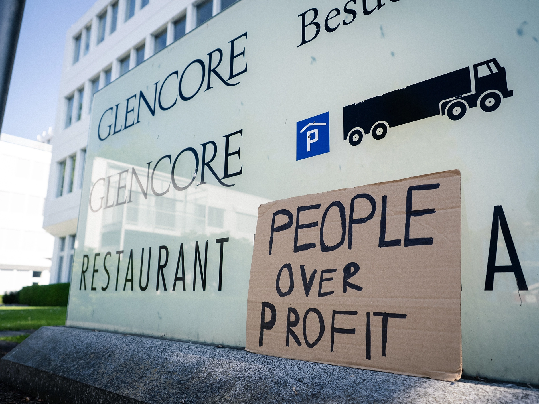 Glencore Demo Schild