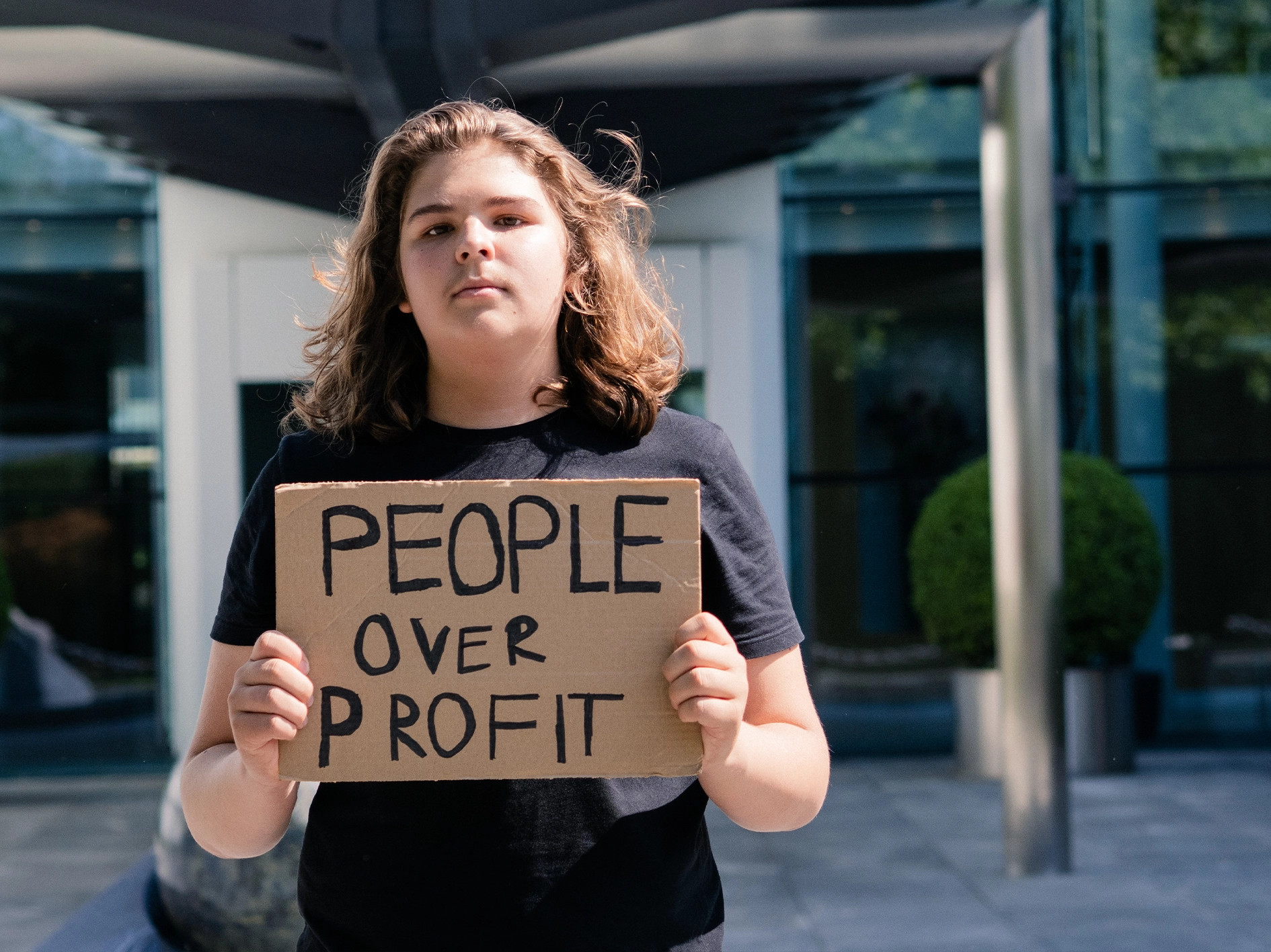 Aktivist Simeo Betschart mit Protestschild auf einer politischen Demonstration in Zug
